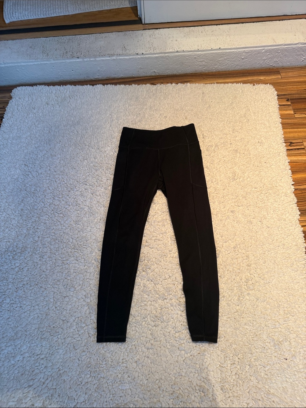 Victoria's Secret Black pocket legging size 8 . Good condition.